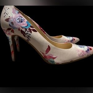 Nine West floral white& purple heels size-9 EUC